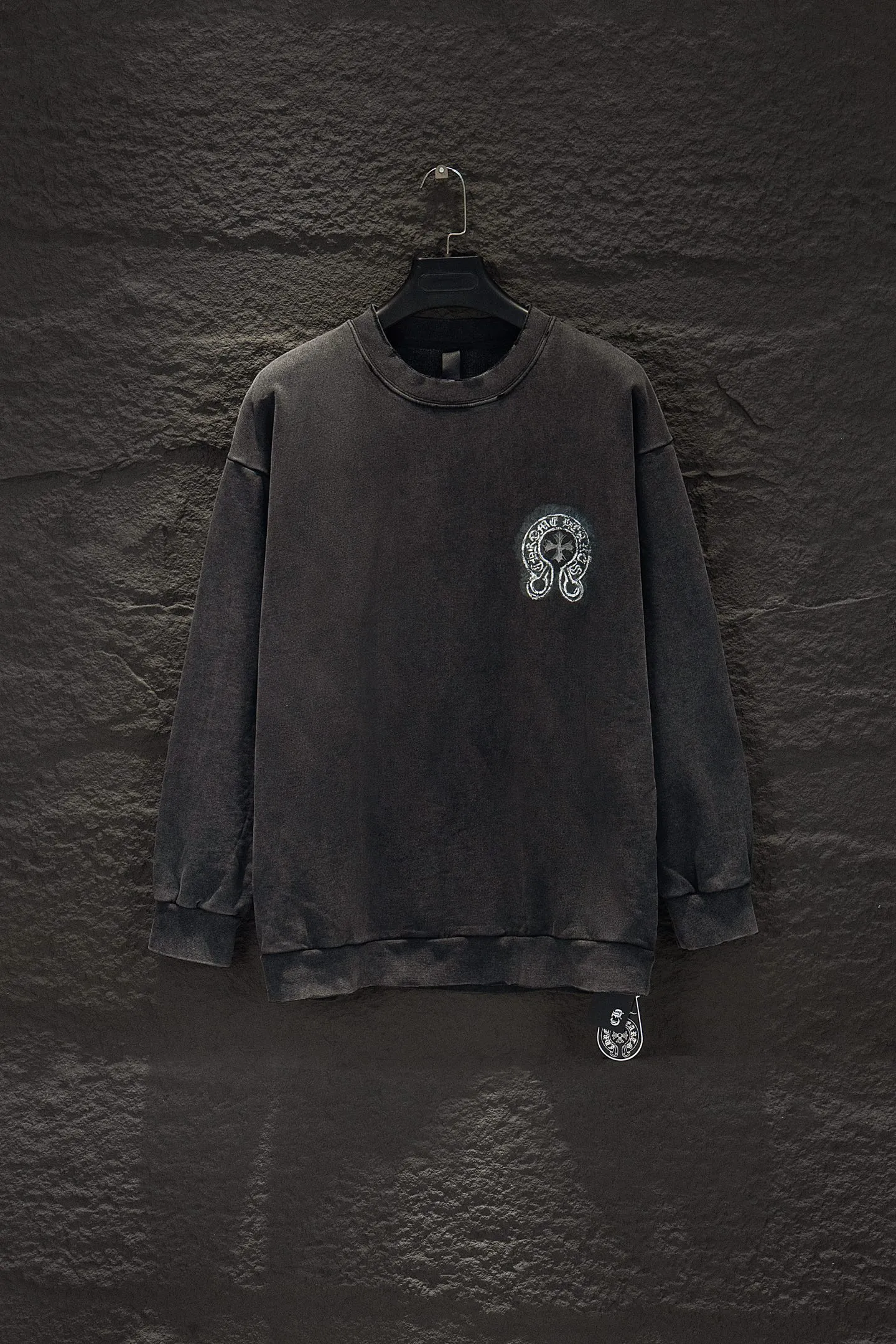 P270 🆕Chromehearts distressed and fried hooded sweatshirt. The os version is really charming. Chromehearts is also really unique. Every new season has the best version. It is very practical and can be worn casually. Nice✔️ - ⚠️100% cotton. Made of custom-dyed terry cotton sweatshirt surface, 420g double-ply double yarn, comfortable to the touch. Made from imported knitting needle carded cotton, the thickness is moderate, drapey and contoured, making the upper body comfortable! ! It is very tolerant to fat body types and can instantly lose five pounds after wearing it!  The front cuffs and back chest are made of direct-injection printing environmentally friendly glue material, using a mechanized printing process. Mechanical printing has high precision, the positioning accuracy can reach ±0.02mm, and the quality is stable.  The body is treated with frayed elements, which greatly increases the interest of the clothing; it has a unique visual effect.  Pants hem Loose closing Double-layer fabric Good closing effect Exquisite hemming Color: washed black, fried gray Size: S-M-L-XL